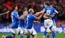 Nicolo Barella wird von seinen italienischen Team-Kollegen für sein Tor gegen Albanien gefeiert