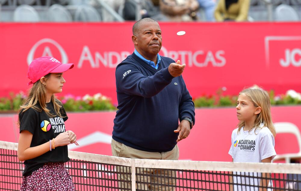 Carlos Bernardes wirft vor dem Halbfinale in Estoril eine Münze