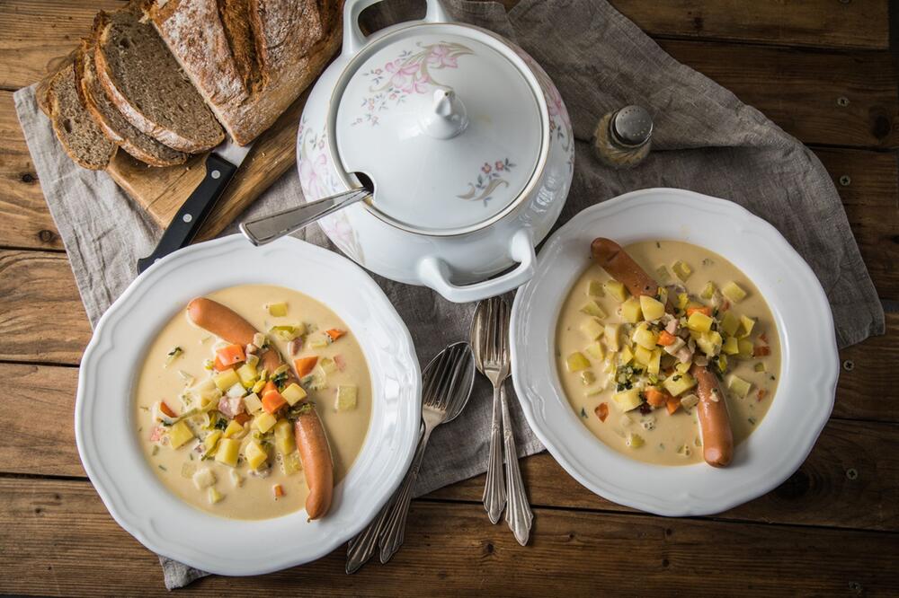 Kartoffelsuppe mit Wiener Würstchen