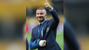 Daumen hoch: David Beckham mit Armschlinge, aber gut gelaunt.
