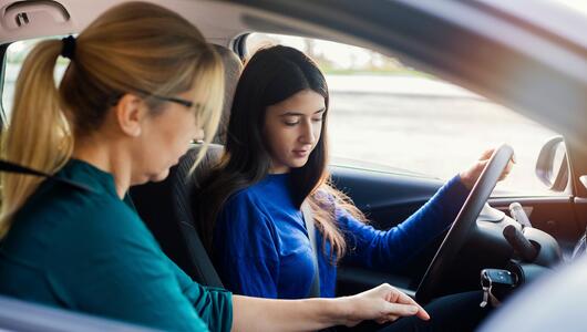 Mutter erklärt Tochter das Auto