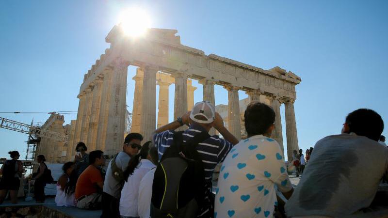 Touristen auf der Akropolis