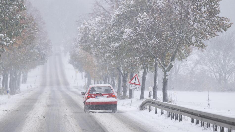 Auto fährt auf einer verschneiten Straße