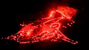 Lavaströme in der Nacht