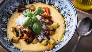 Polenta mit Ratatouille Gemüse, Parmesan und Olivenöl