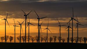 Windräder in einem Windpark bei Sonnenaufgang