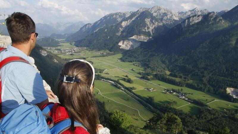 Urlauber schauen ins Tal