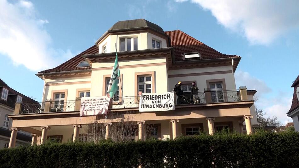 Aktivisten steigen auf Balkon von CDU-Kreisverband Hannover