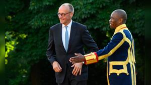 Friedrich Merz (l.) gut gelaunt ohne Gattin Charlotte bei der Ankunft am Schloss Huis ten Bosch ...
