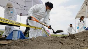 Angehörige von verschwundenen Personen suchen am Chalco-See nach Knochenfragmenten.