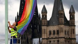 Regenbogenfahne vor Kölner Kirchen