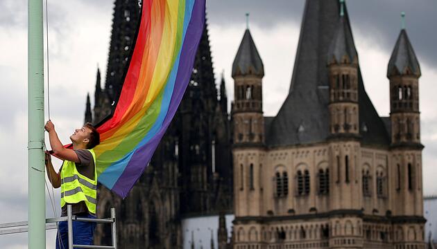 Regenbogenfahne vor Kölner Kirchen