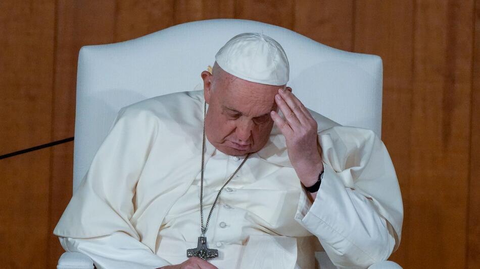 Papst sagt Termine wegen leichter Grippe ab