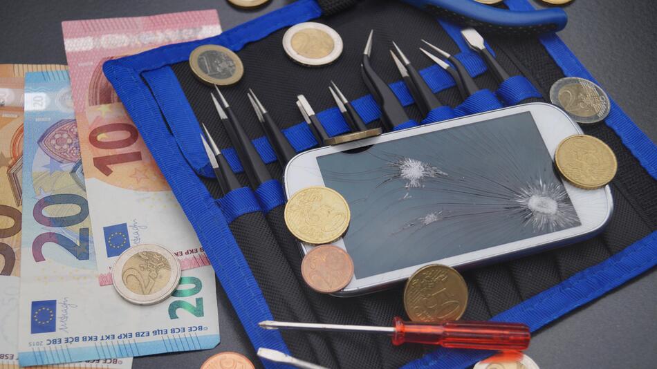 Geld, ein Handy und Werkzeug