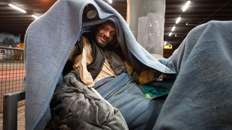 Kältebus versorgt Obdachlose in Frankfurt