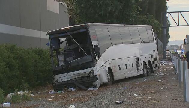 SUV mit Reisebus kollidiert: Ein Toter und viele Verletzte bei Unfall nahe Los Angeles