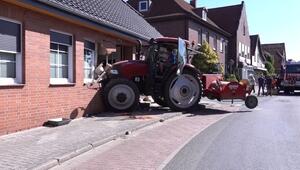 Traktor rast in Wohnhaus: Bewohner entkommen nur knapp