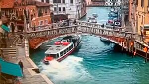 Am Unglück vorbeigeschrammt: Passagierboot knallt gegen historische Brücke in Venedig