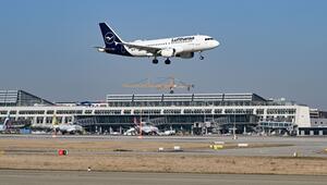 Flughafen Stuttgart - Lufthansa-Maschine