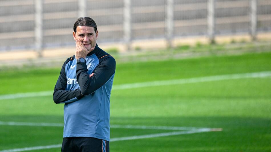 Bayer Leverkusens Trainer Gerardo Seoane beobachtet das Training seiner Mannschaft.