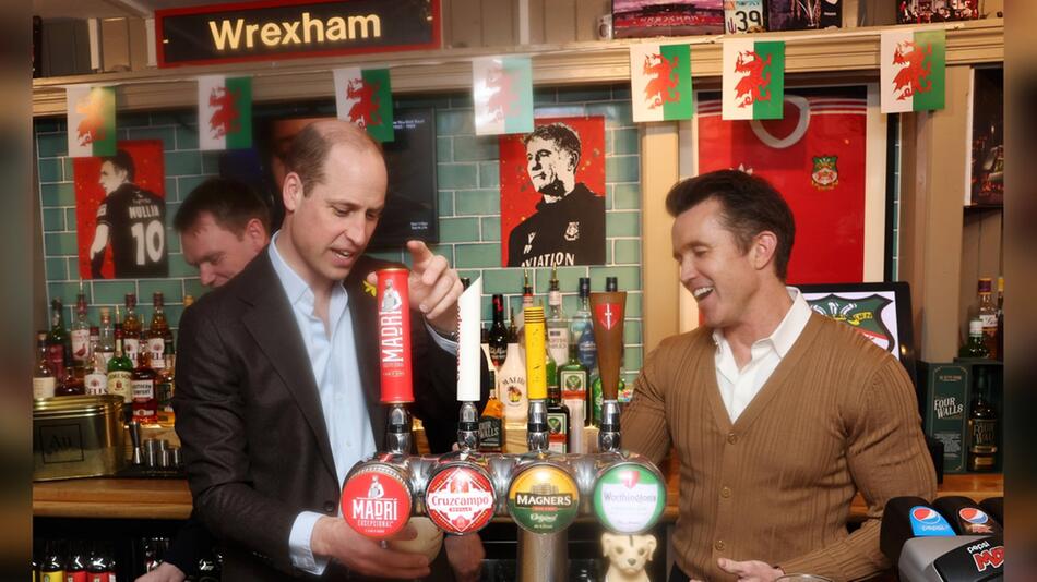 Prinz William im Kult-Pub "The Turf" im walisischen Wrexham.