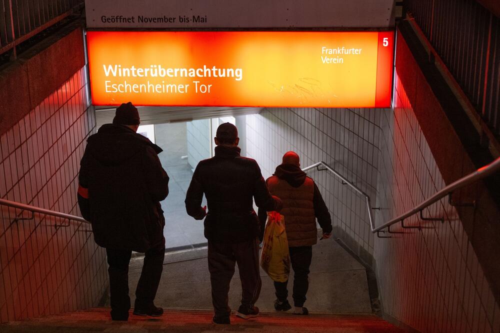 Kältebus versorgt Obdachlose in Frankfurt