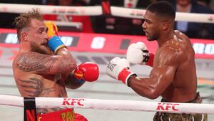 Anthony Joshua (rechts) schlägt Jake Paul (links).