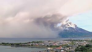 Aschewolke über Japan: Vulkan Sakurajima bedeckt Kagoshima mit Schlamm