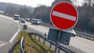 Verbotsschild auf Autobahn