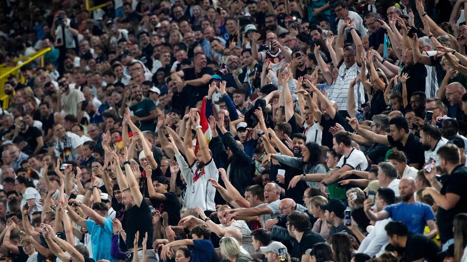 Fans von Deutschland machen beim Testspiel gegen Frankreich eine Laola-Welle.