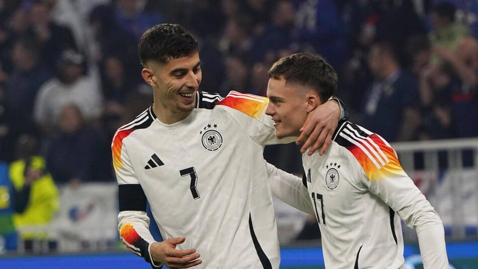 Zu welchem Song jubelt künftig die deutsche Nationalmannschaft um Kai Havertz (l.) und Florian ...