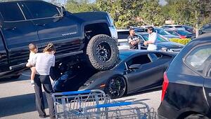 Sportwagen lag zu tief: Pick-up überrollt Lamborghini auf Parkplatz