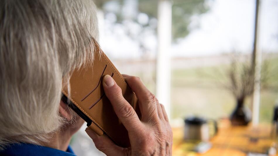 Ältere Person beim Telefonieren