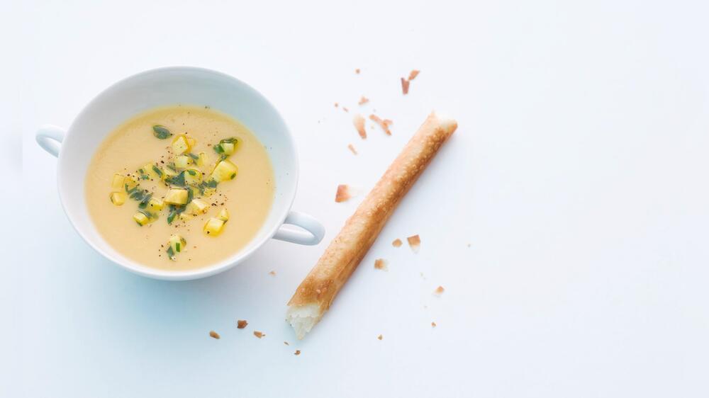 Johann Lafers Steckrübencremesuppe mit knusprigen Käse-Röllchen macht sich perfekt als ...