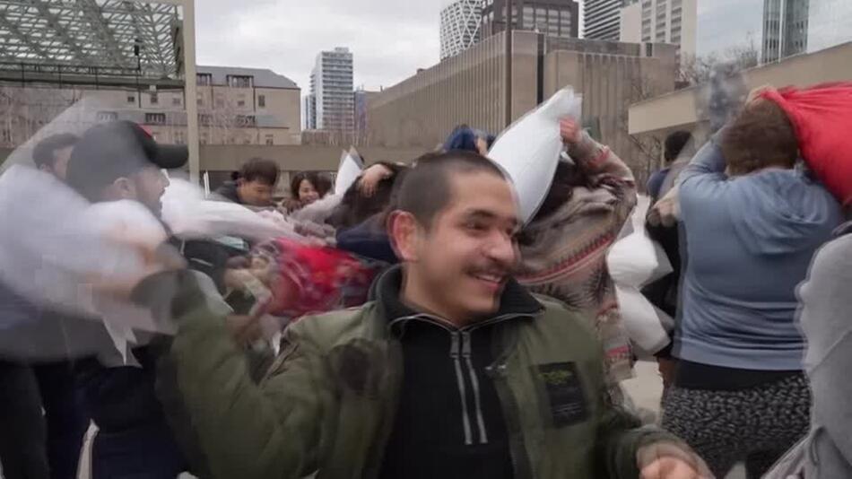Kissenschlacht in Toronto: Wenn Kissen fliegen und Sorgen verschwinden