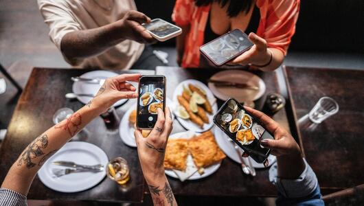 Leute fotografieren Essen im Restaurant
