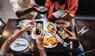Leute fotografieren Essen im Restaurant