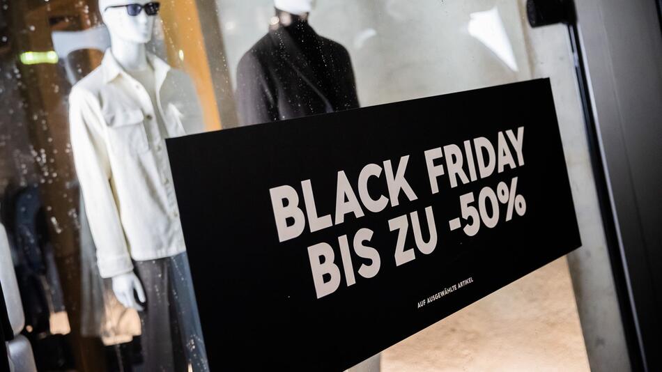 Viele Geschäfte locken zum Black Friday mit großen Aufschriften.