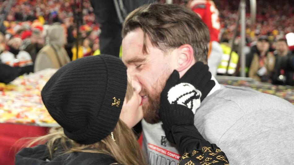 Ihr Glück dürfen alle sehen: Taylor Swift und Travis Kelce halten ihre Gefühle auch auf dem ...