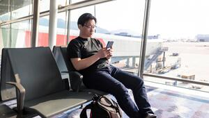 Mann am Flughafen ist am Handy
