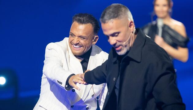 "Deutschland sucht den Superstar": Juror Bushido gratuliert Kandidat Menowin Fröhlich (l.).