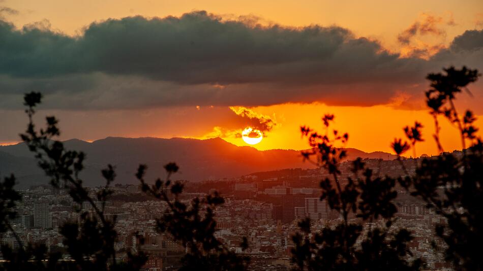 Sonne geht über Barcelona unter