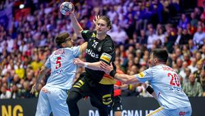 Juri Knorr spielt vor dem Tor der Spanier den Ball.