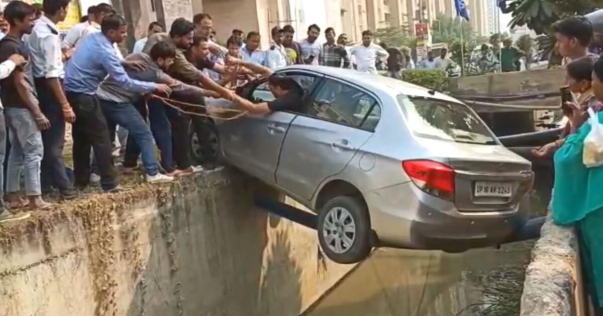 Auto hängt über Abwasserkanal: Menschenmenge rettet Fahrer - WEB.DE News
