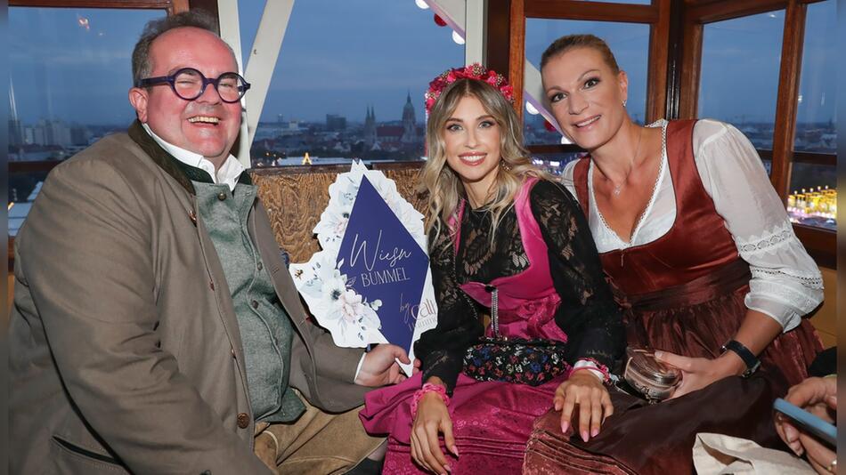 Cathy Hummels fährt mit Maria Höfl-Riesch und Wiesn-Chef Clemens Baumgärtner Riesenrad.