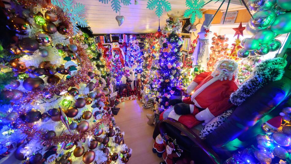 Familie schmückt Haus mit 600 Weihnachtsbäumen