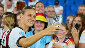 Klara Bühl schießt nach dem Viertelfinal-Sieg über Frankreich Selfies mit den deutschen Fans.