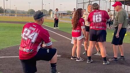 Heiratsantrag beim Baseballspiel – Frau sieht knienden Freund nicht