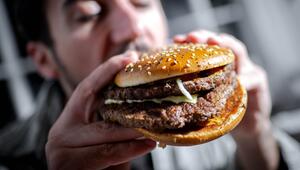 Mann beißt in einen Burger