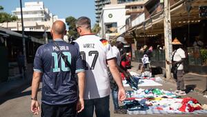 Verkauf gefälschter Trikots auf der Straße